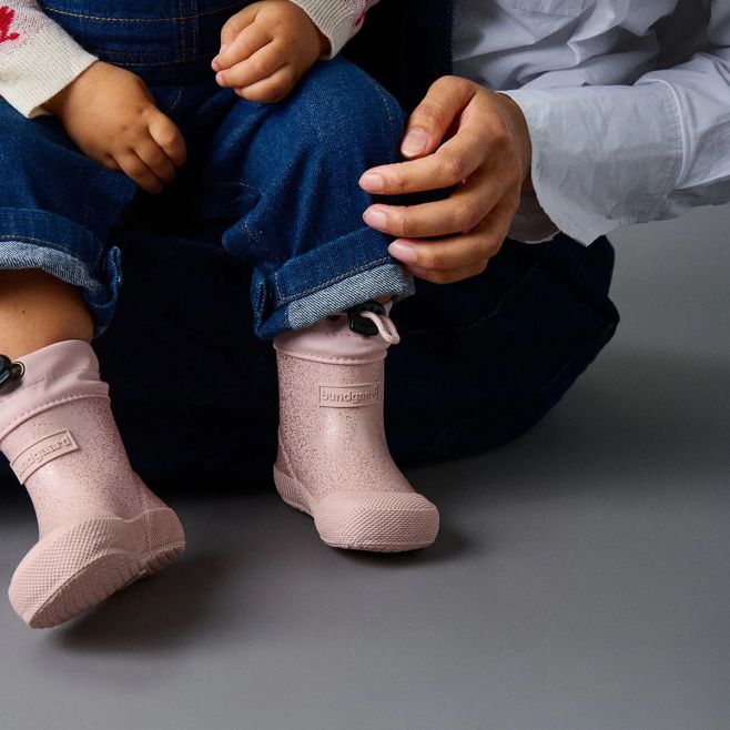 Představujeme a vítáme nové holínky Bundgaard. Na první pohled vypadají jako oblíbené Cover, ale mají jednu podstatnou...